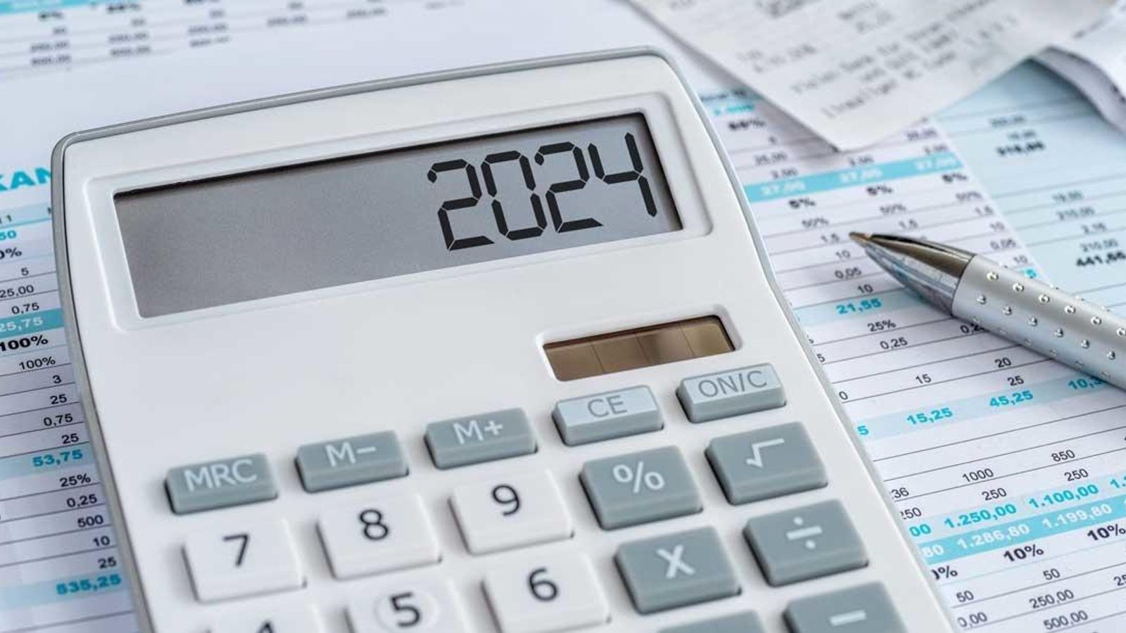 El Consell aprova la pujada salarial del 2% en 2024 per al personal empleat públic de la Generalitat El Consell aprova la pujada salarial del 2% en 2024 per al personal empleat públic de la Generalitat