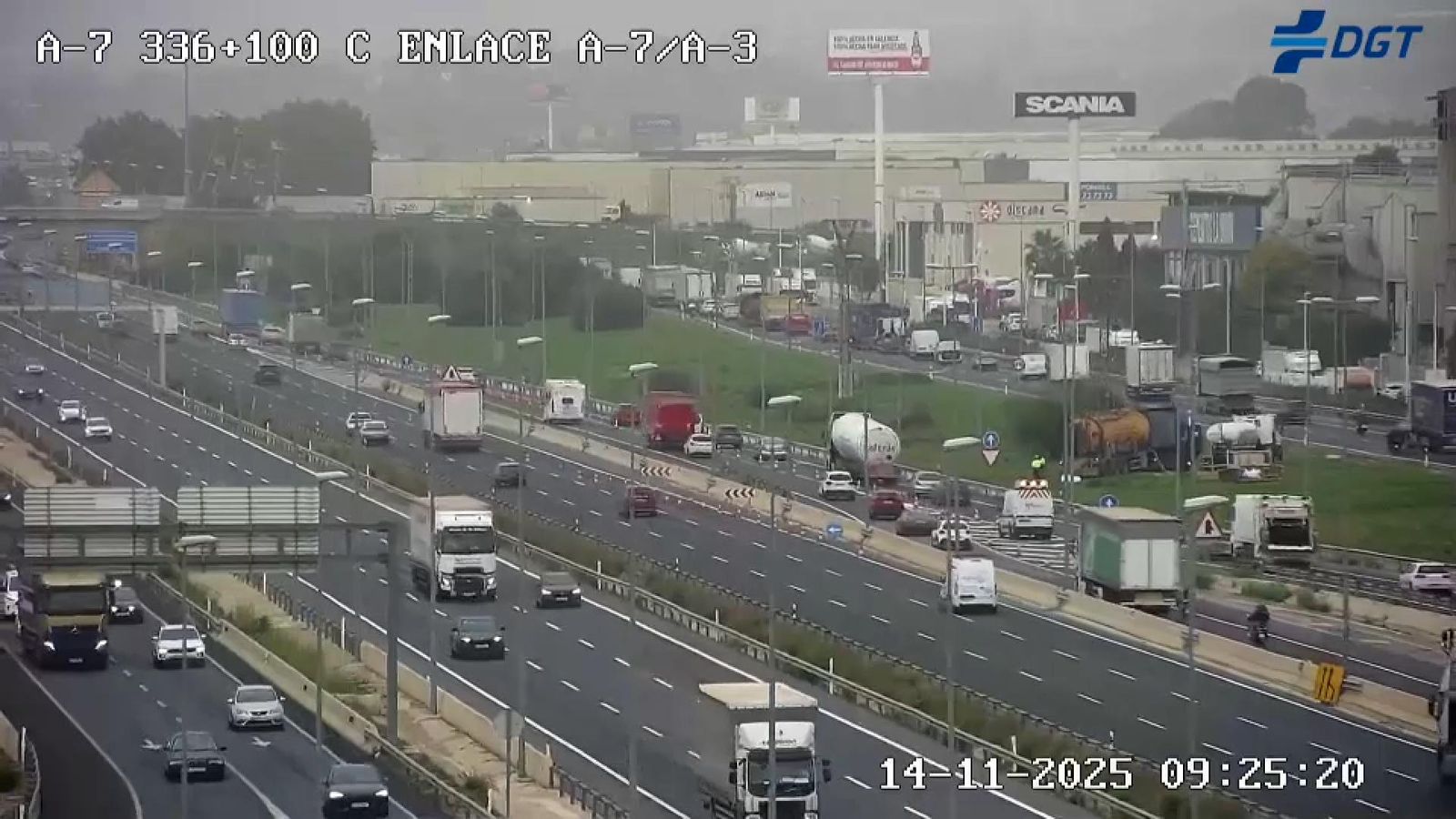 L'enllaç de l'A-3 amb l'A-7, al seu pas pel polígon de Loriguilla, senyalitzat amb cons este divendres al matí