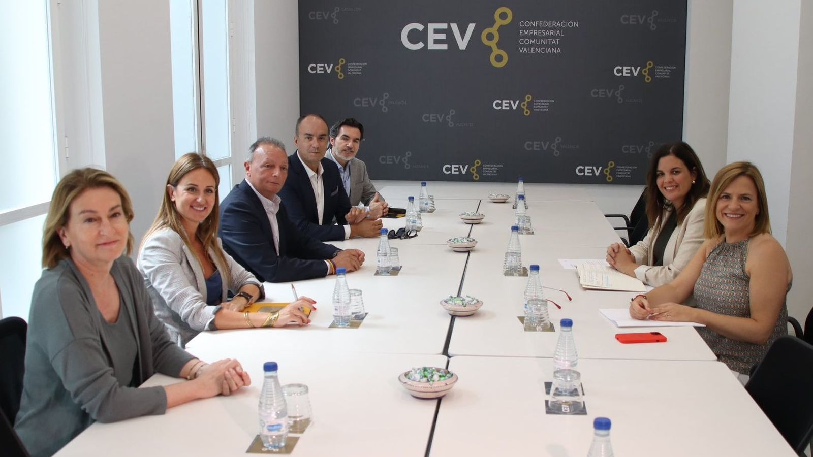 Sandra Gómez, al fons a la dreta, junt amb la delegada del govern espanyol a la Comunitat Valenciana, Pilar Bernabé, en la reunió amb CEV