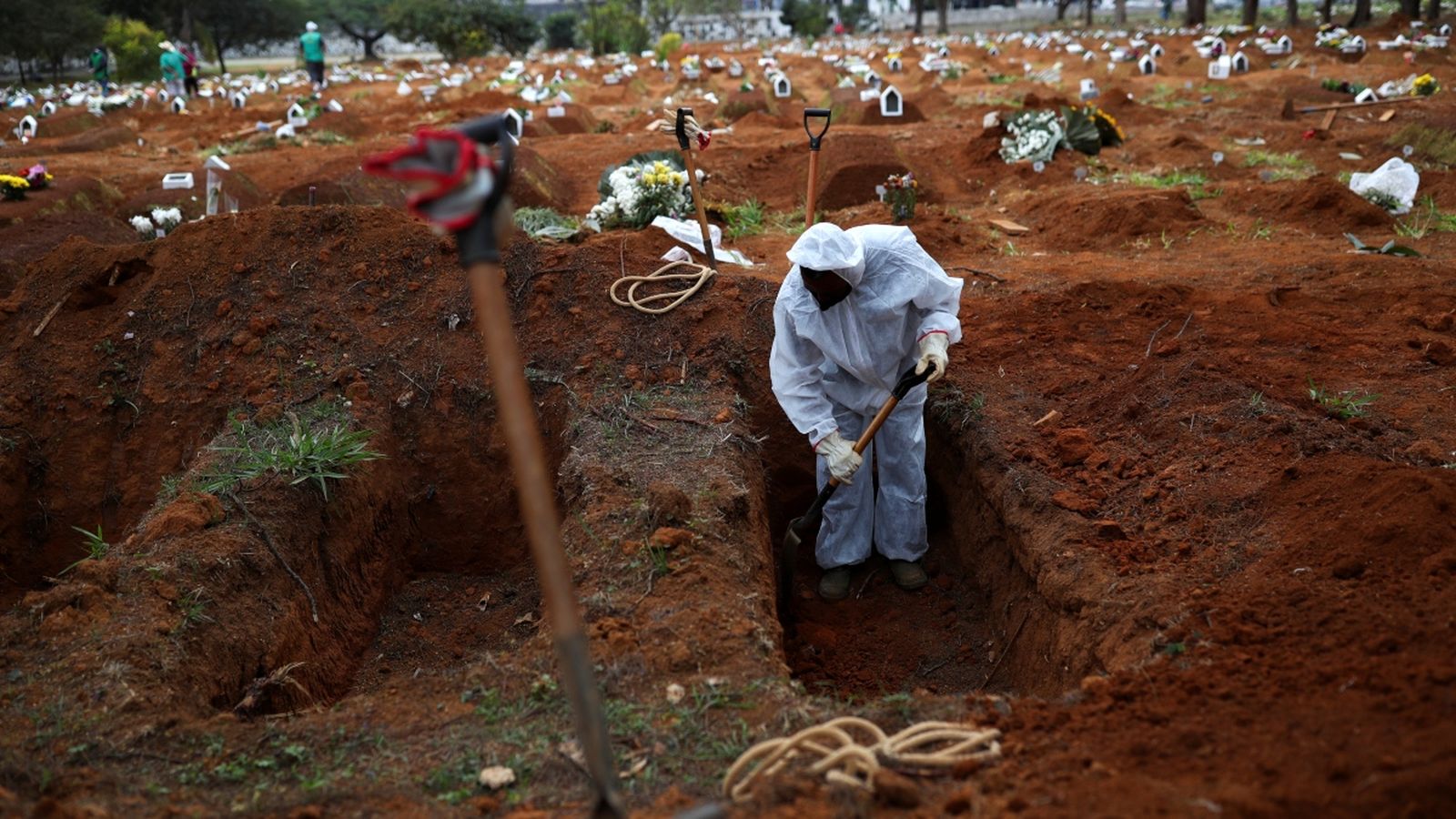 Enterrament d'una persona morta per coronavirus a Sao Paulo, el Brasil