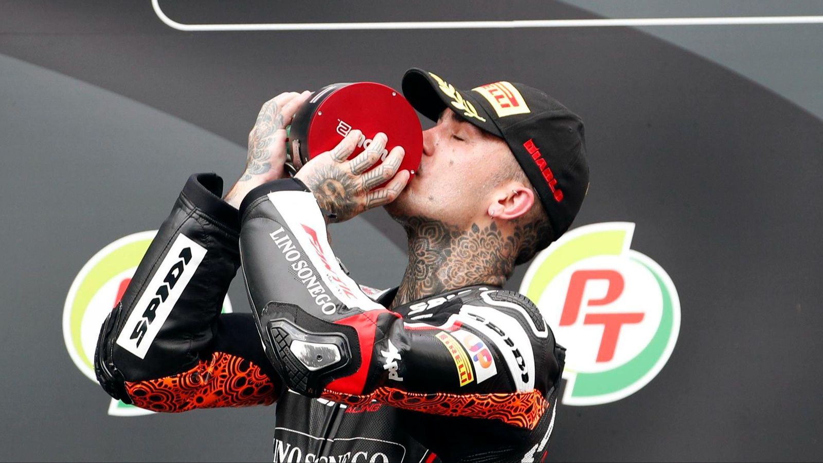 Aron Canet, en el pòdium