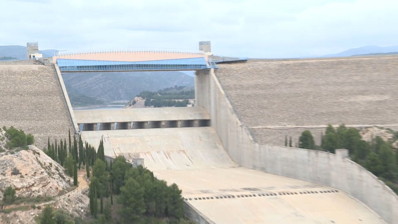 Sobreeixidor de grans dimensions del pantà inaugurat el 1996