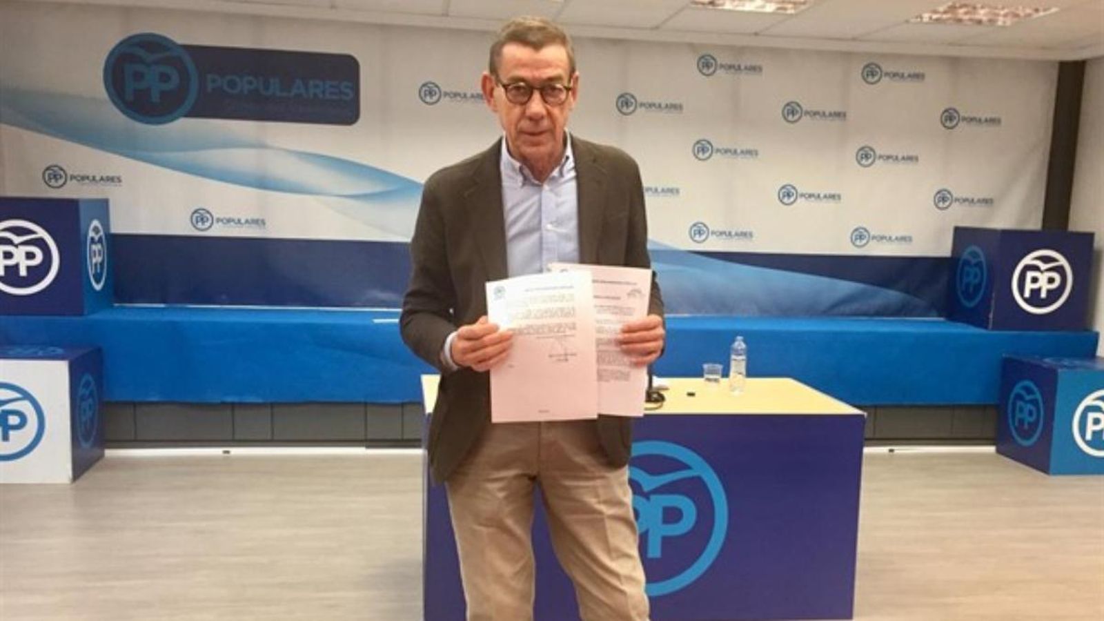 Clemente presenta als mitjans de comunicació la moció per al seu debat al Senat