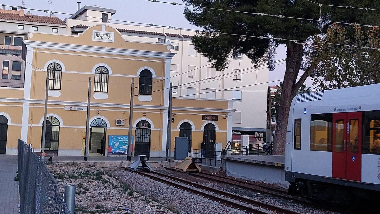 Les obres en l'autovia A-7 obliguen a tallar el pas de combois entre les estacions de Masies i Bétera