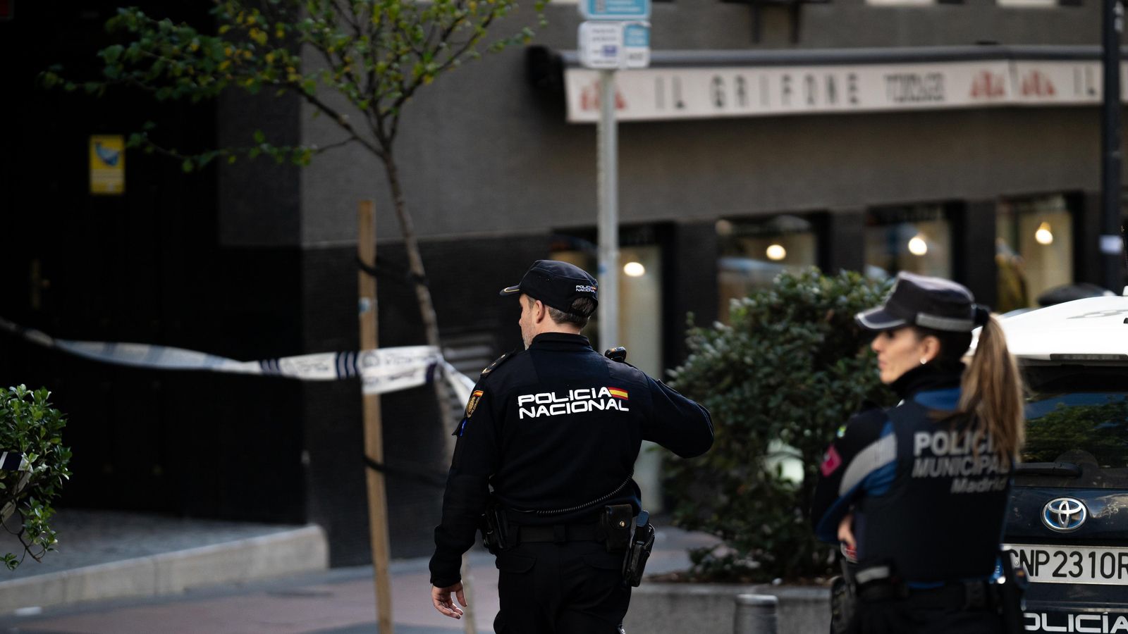 Agents de Policia Municipal i Nacional en la zona on s'ha disparat al exlíder del Partit Popular de Catalunya i cofundador de Vox
