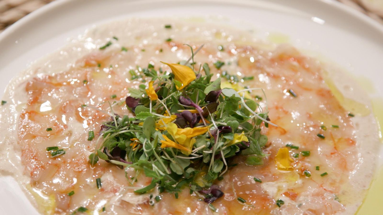 Carpaccio de gambes sobre crema d'espàrrecs