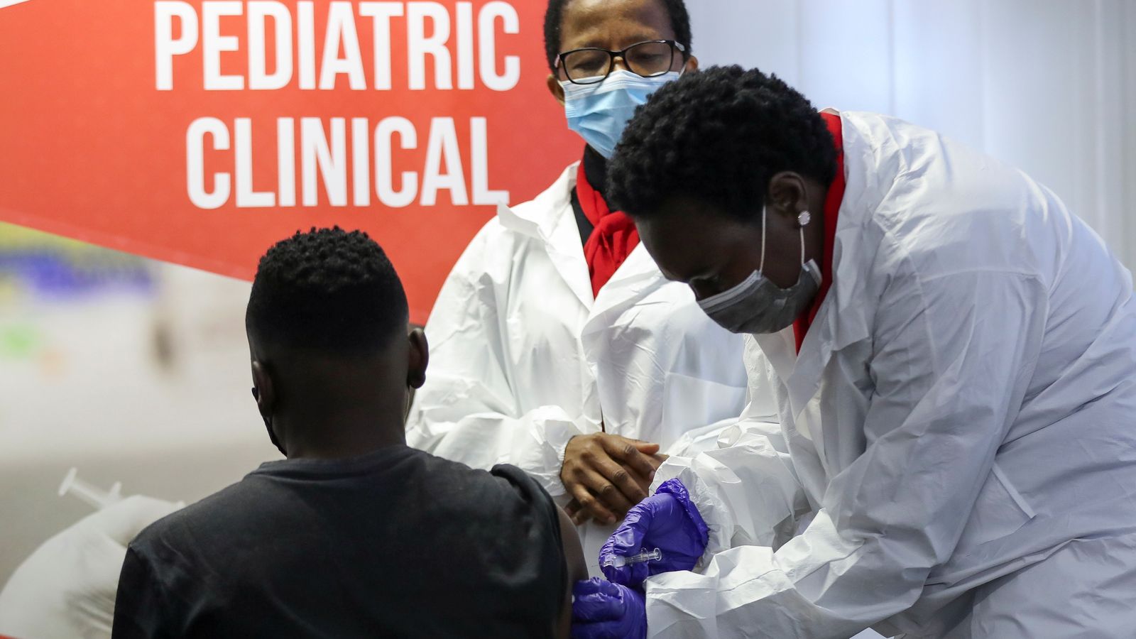 Una infermera vacuna un xiquet amb la vacuna de Sinovac a Pretòria, Sud-àfrica