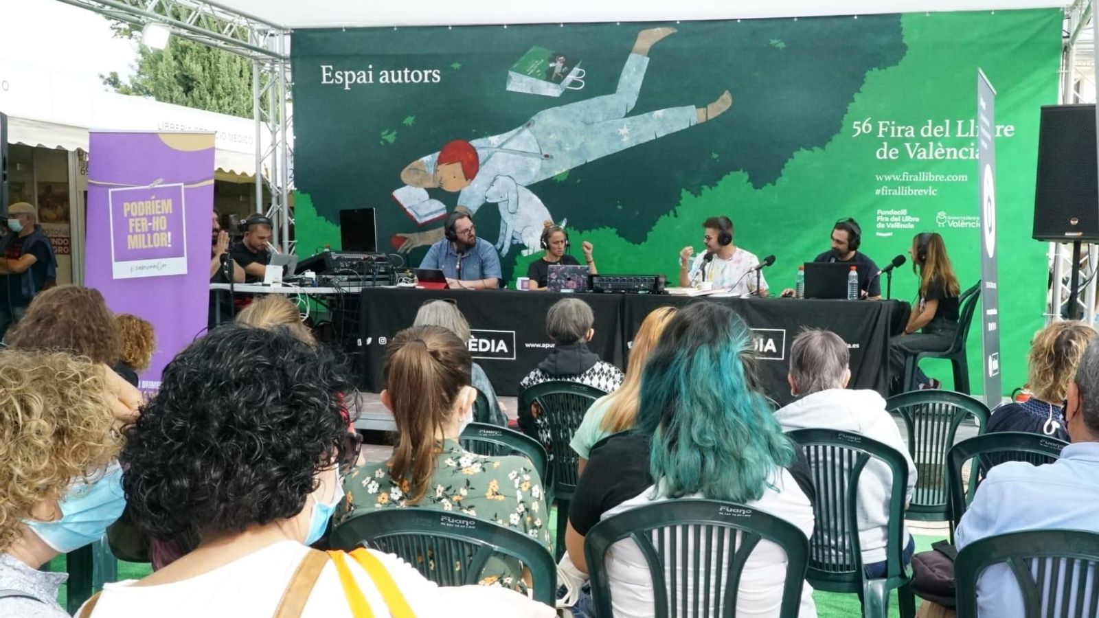 El magazin de la ràdio d'A Punt Podriem fer ho millor a la Fira llibre (imatge d'arxiu) El magazin de la ràdio d'A Punt Podriem fer ho millor a la Fira llibre (imatge d'arxiu)