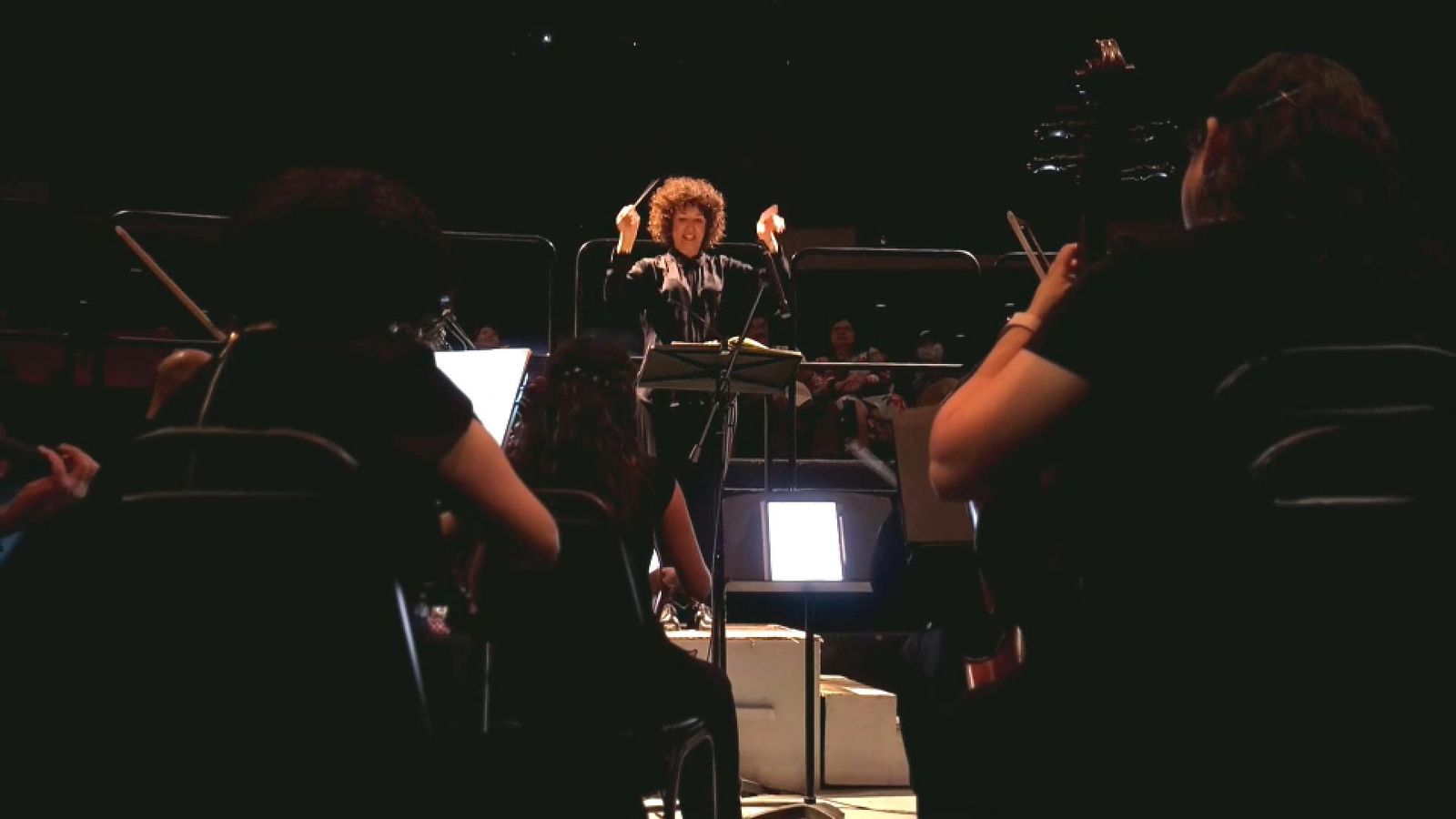 Beatriz Fernández dirigint la Camerata de Nuevo León de Mèxic