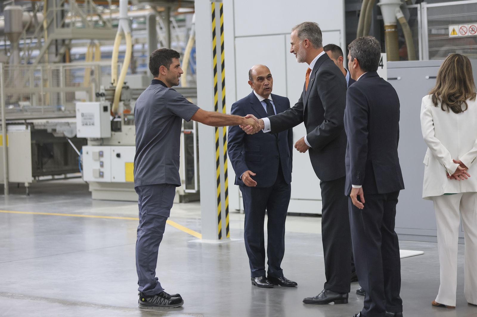 Un treballador de Porcelanosa saluda al Rei Felip VI