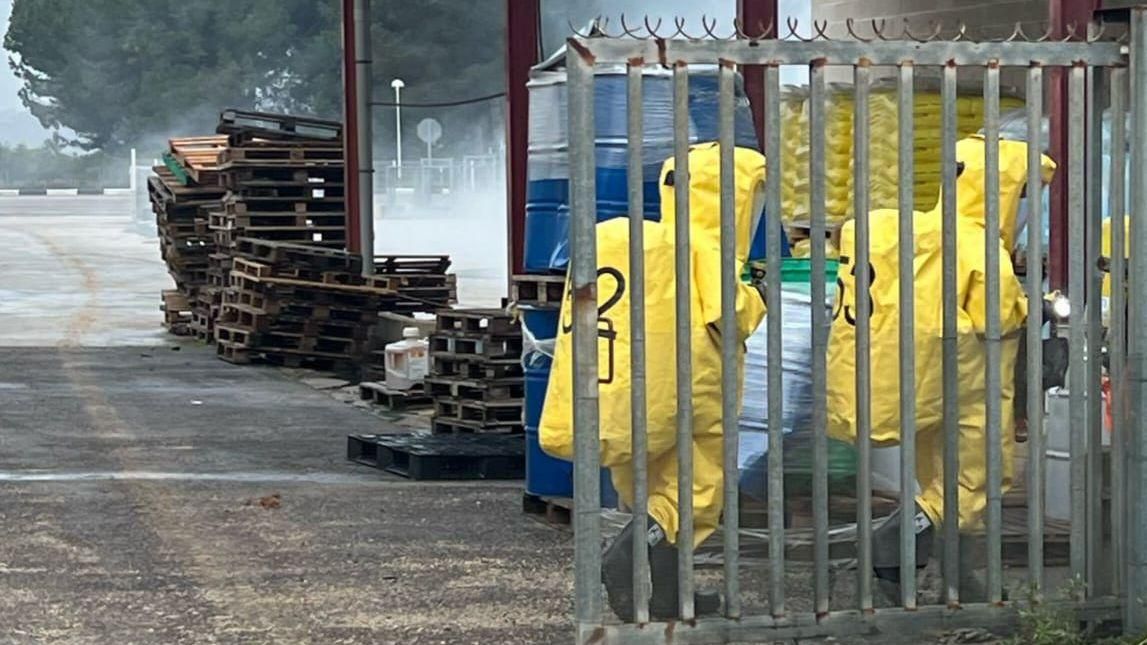 Dos bombers, en un moment de la seua intervenció en el vessament