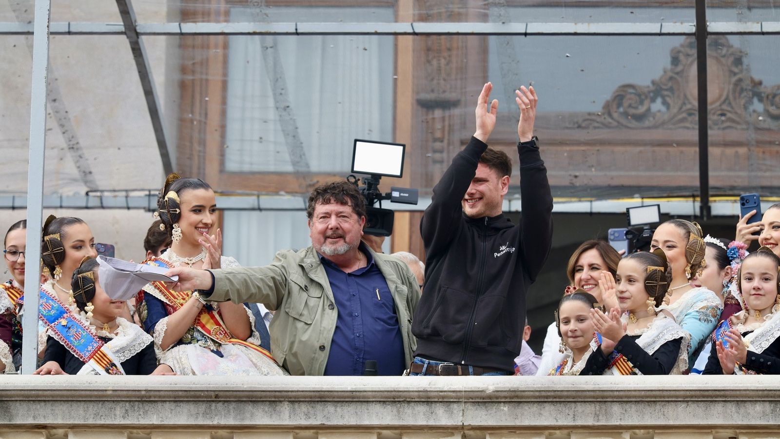 Els pirotècnics de Peñarroja saluden una plaça de l'Ajuntament plena per a la primera mascletà de les Falles 2026