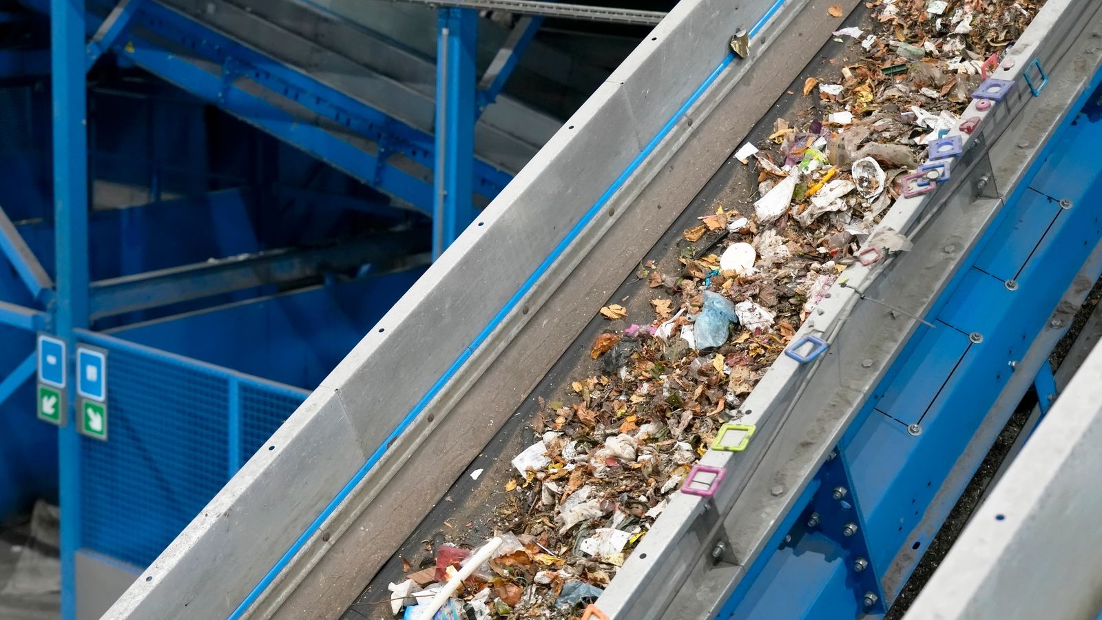 Detall d'una planta de residus, en una imatge d'arxiu