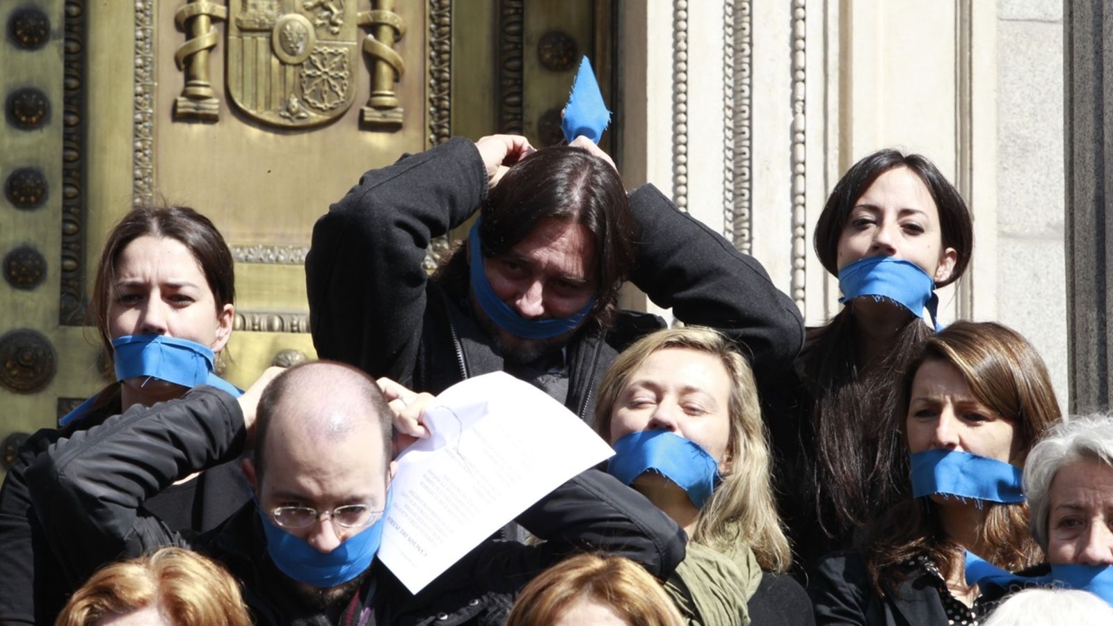 El diputat de Podem, Rafael Mayoral, protesta per la 'llei mordassa' a les portes del Congrés