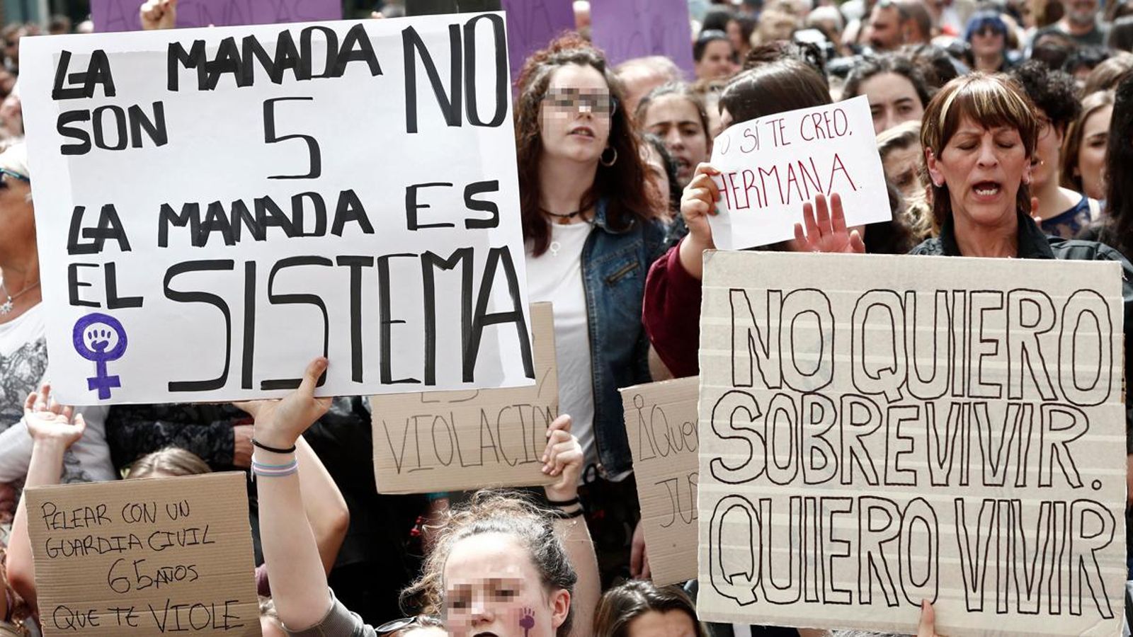 Dones a una concentració en contra de la sentència de La Manada