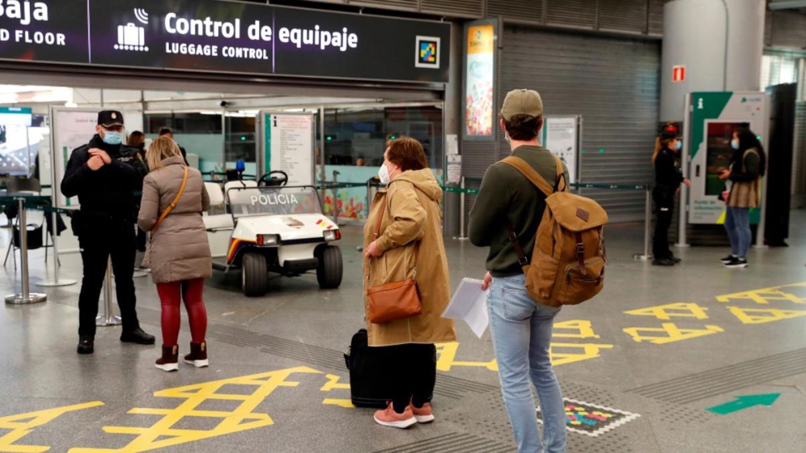 Controls de passatgers a l'estació d'Atocha. / Emilio Naranjo (Efe)