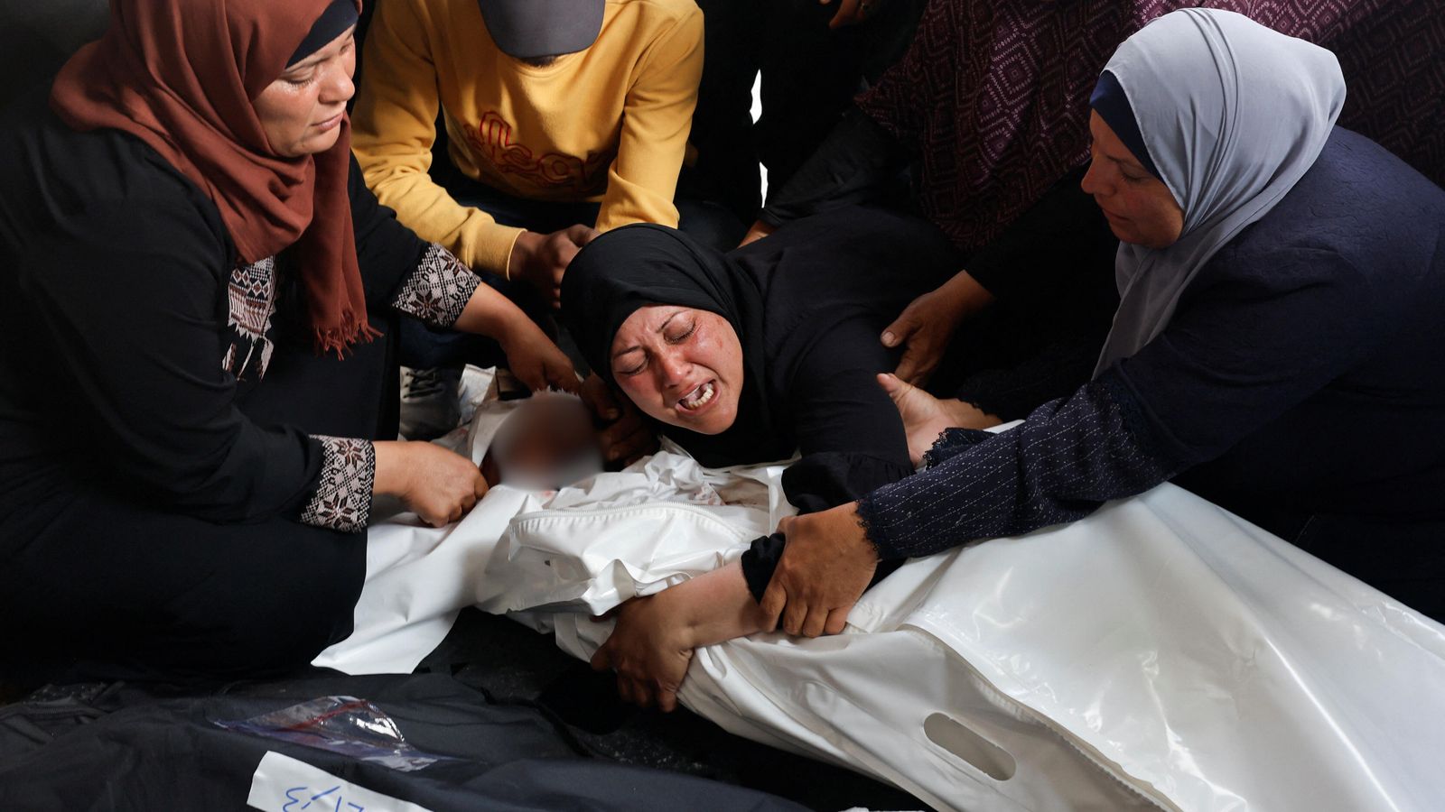 Una dona plora la mort d'un familiar en un atac israelià recent sobre Rafah
