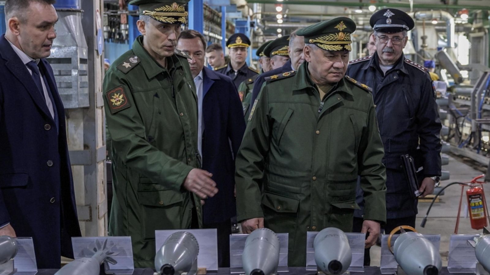 El ministre de Defensa rus, Serguei Shoigu, examina la producció de municions i equips militars a la regió de Nijni Nóvgorod, Rússia
