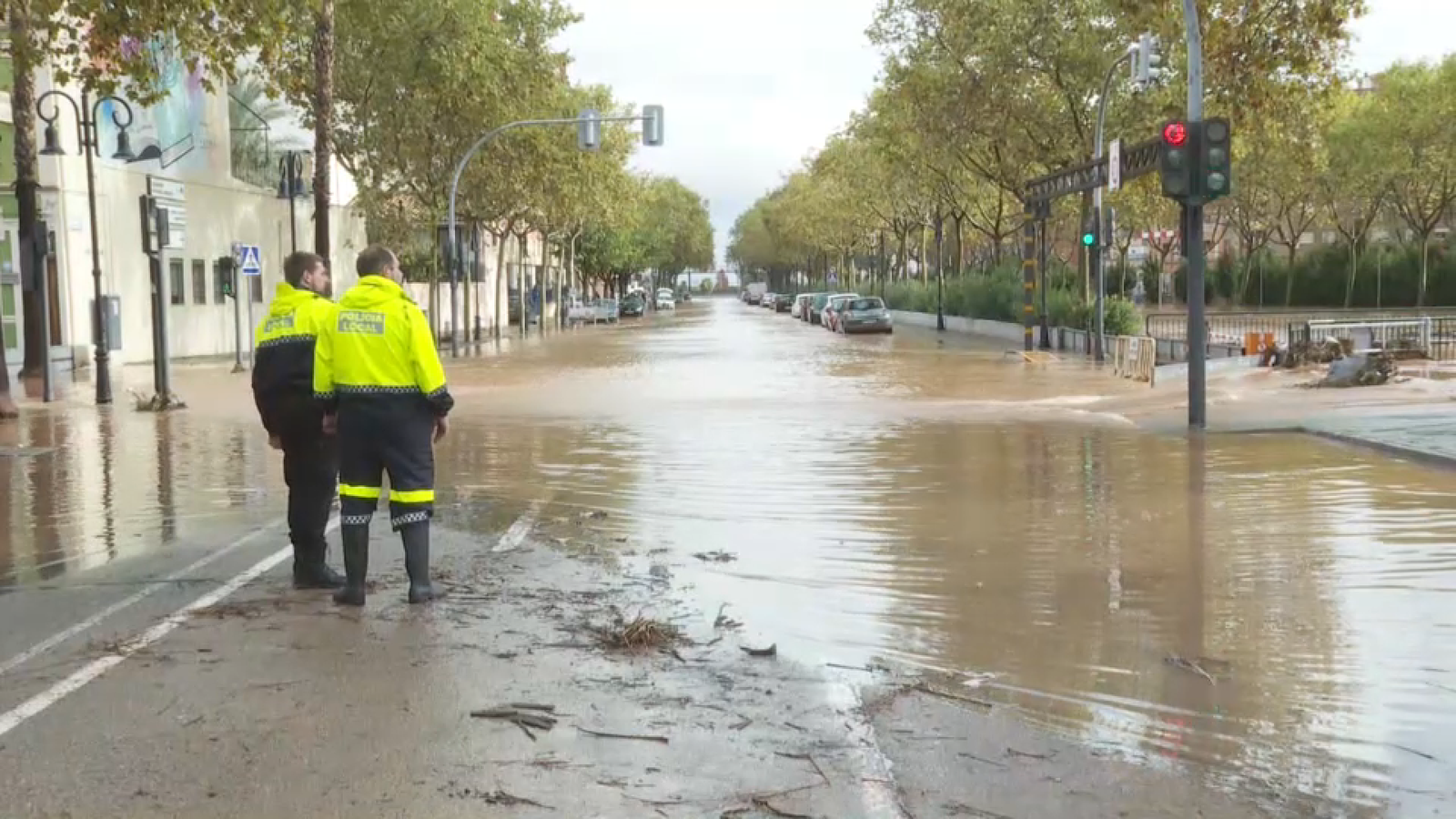 Agents de la Policia Local d'Aldaia treballen a una zona afectada per la pluja