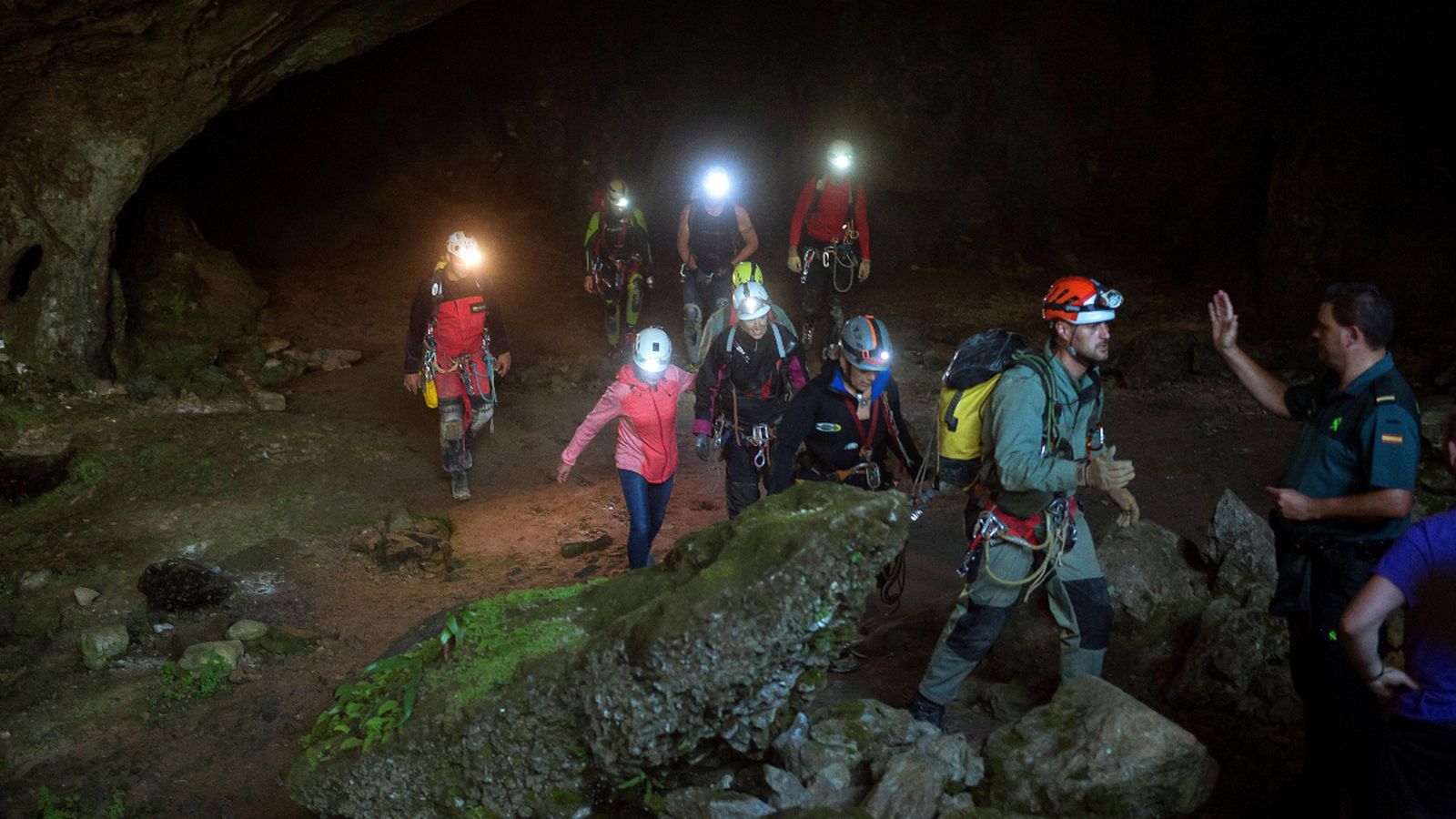 Les espeleòlogues han eixit de la cova acompanyades dels membres de l'equip de rescat
