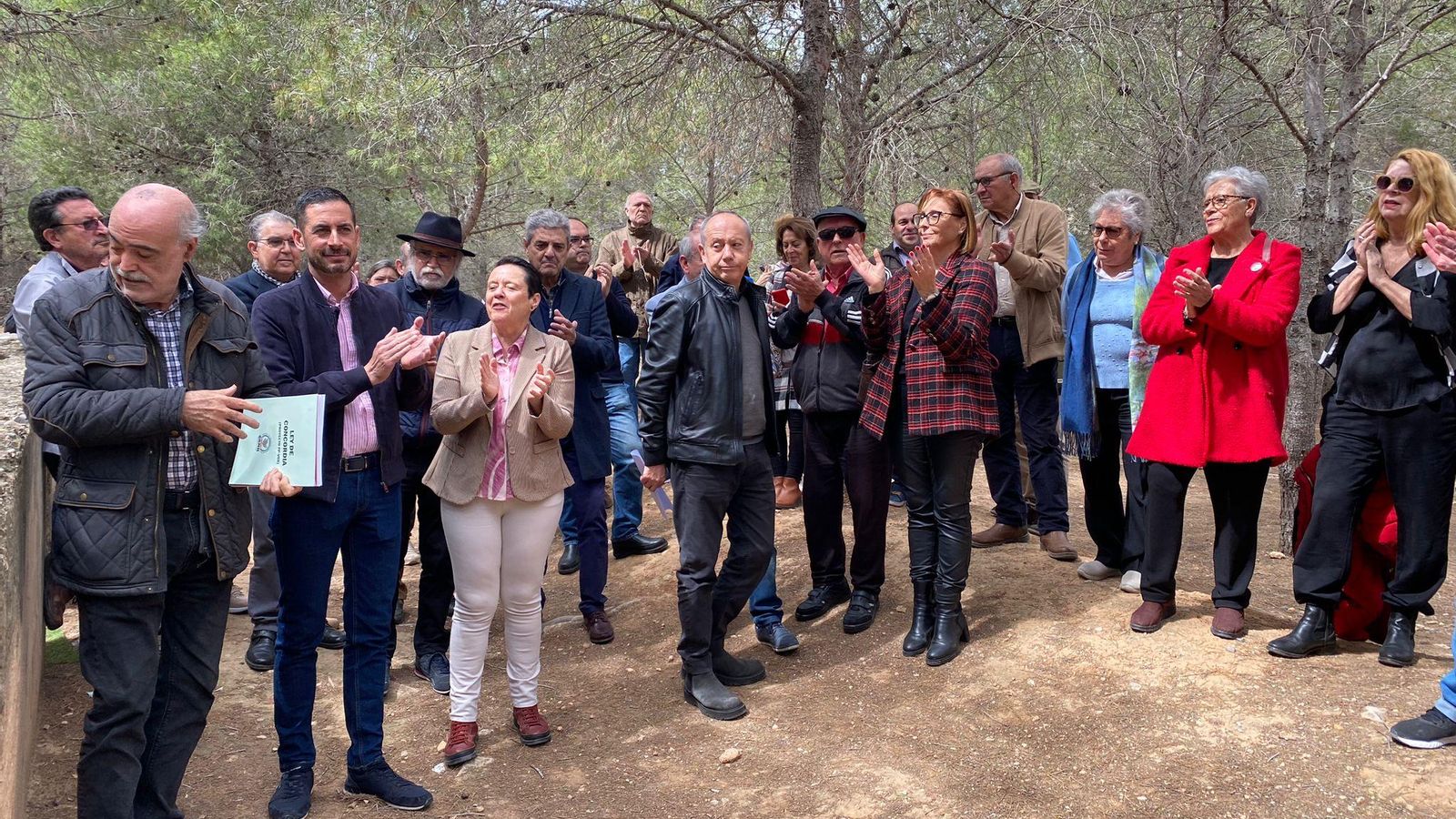 En imatge, la concentració del grup per a la recuperació de la memòria història al terrer de Paterna on s'ha anunciat la creació d'una comissió cívica per a plantar batalla contra la llei de concordia