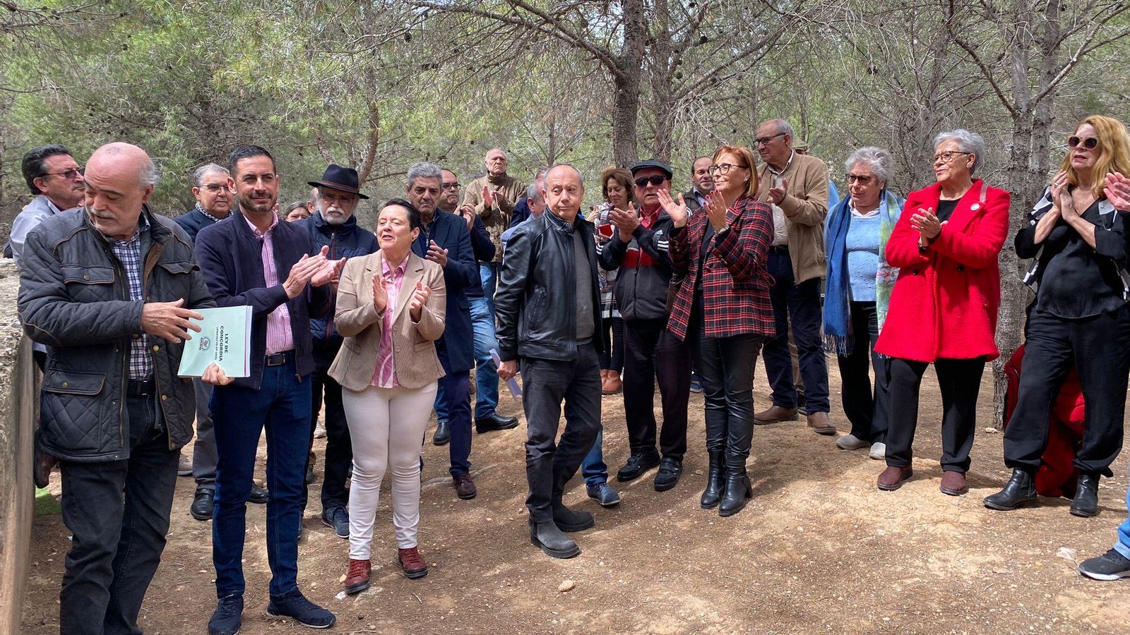 En imatge, la concentració del grup per a la recuperació de la memòria història al terrer de Paterna on s'ha anunciat la creació d'una comissió cívica per a plantar batalla contra la llei de concòrdia En imatge, la concentració del grup per a la recuperació de la memòria història al terrer de Paterna on s'ha anunciat la creació d'una comissió cívica per a plantar batalla contra la llei de concordia