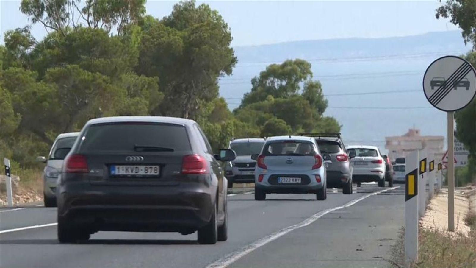 Cues de vehicles en estiu, en una imatge d'arxiu