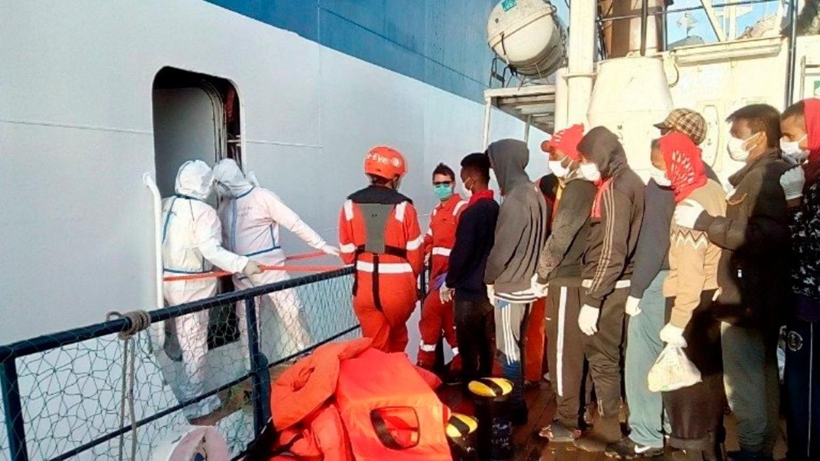 Trasllat dels 147 migrants de l'Alan Kurdi al ferri Rubattino