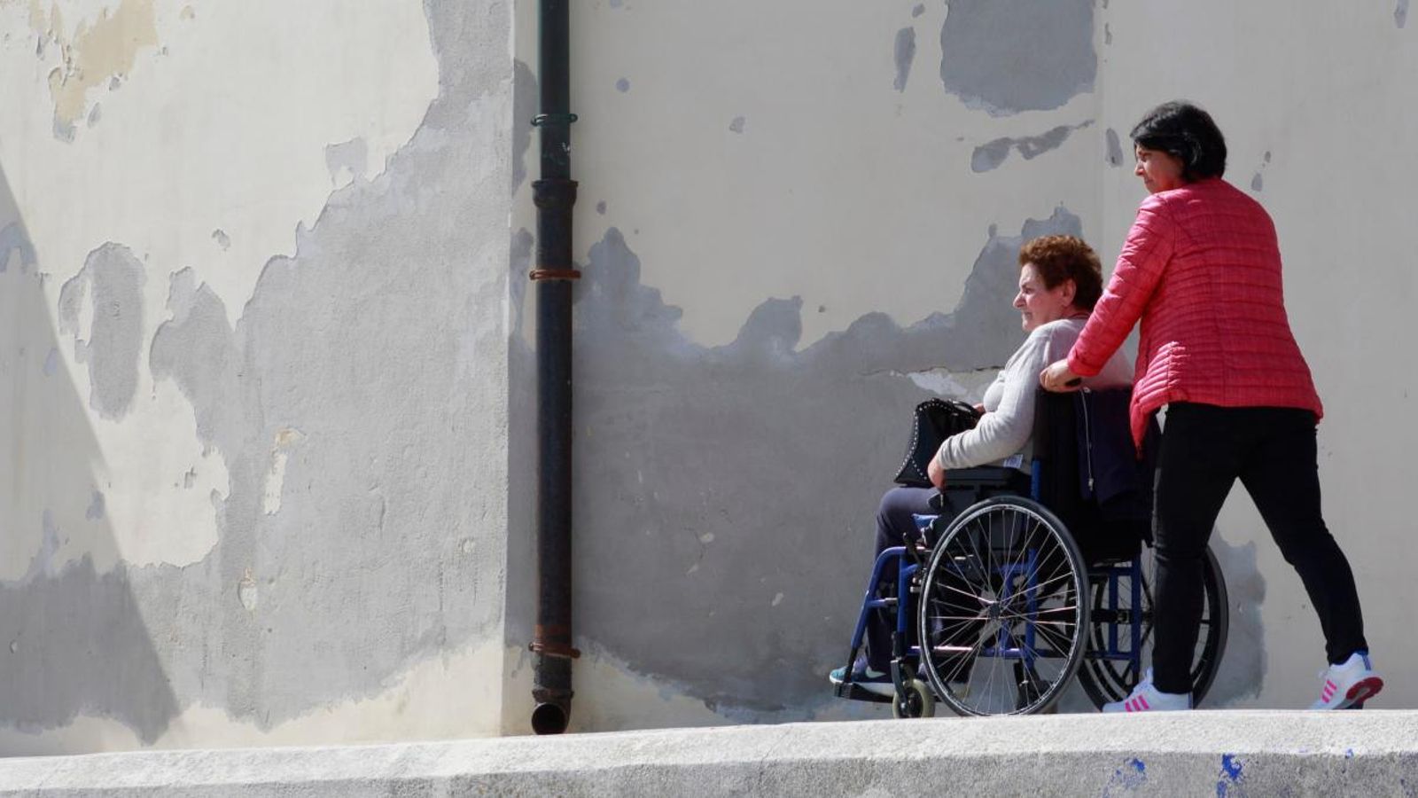 Moren 30.000 persones dependents sense ajuda cada any a Espanya