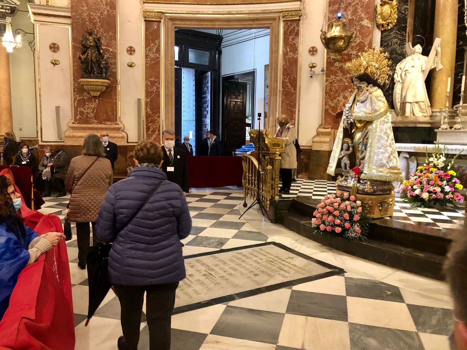 Besamans a la basílica de la Mare de Déu dels Desemparats a València