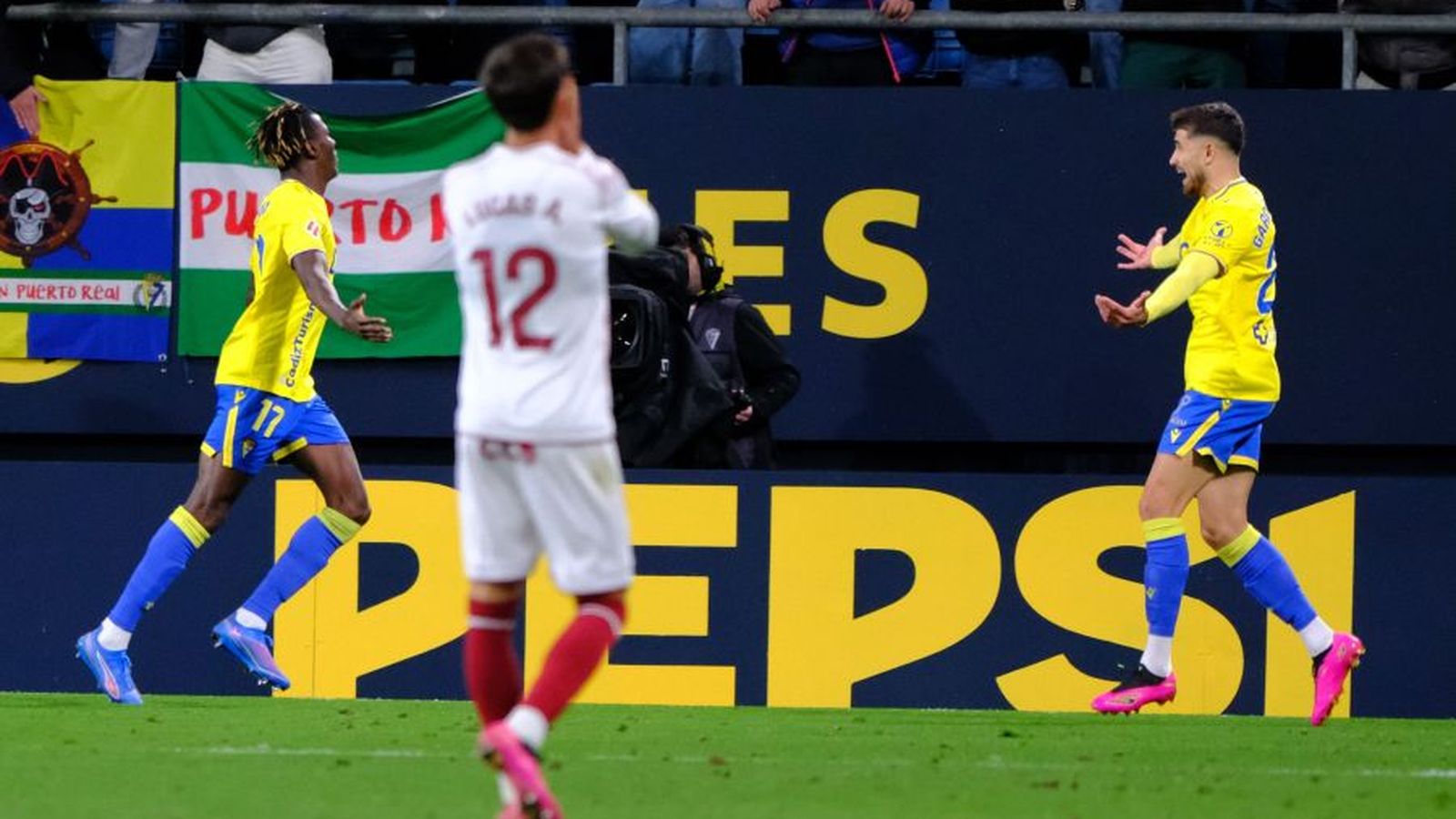 Lucas Alcázar, l'autor del gol anul·lat al Castelló, es lamenta en un gold el Cadis