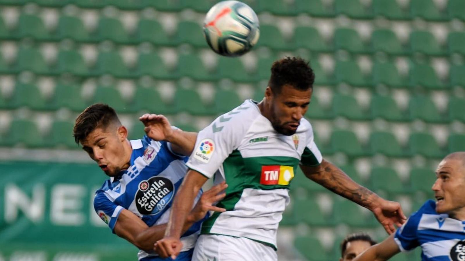 El davanter de l'Elx, Jonathas, lluita per un baló dividit