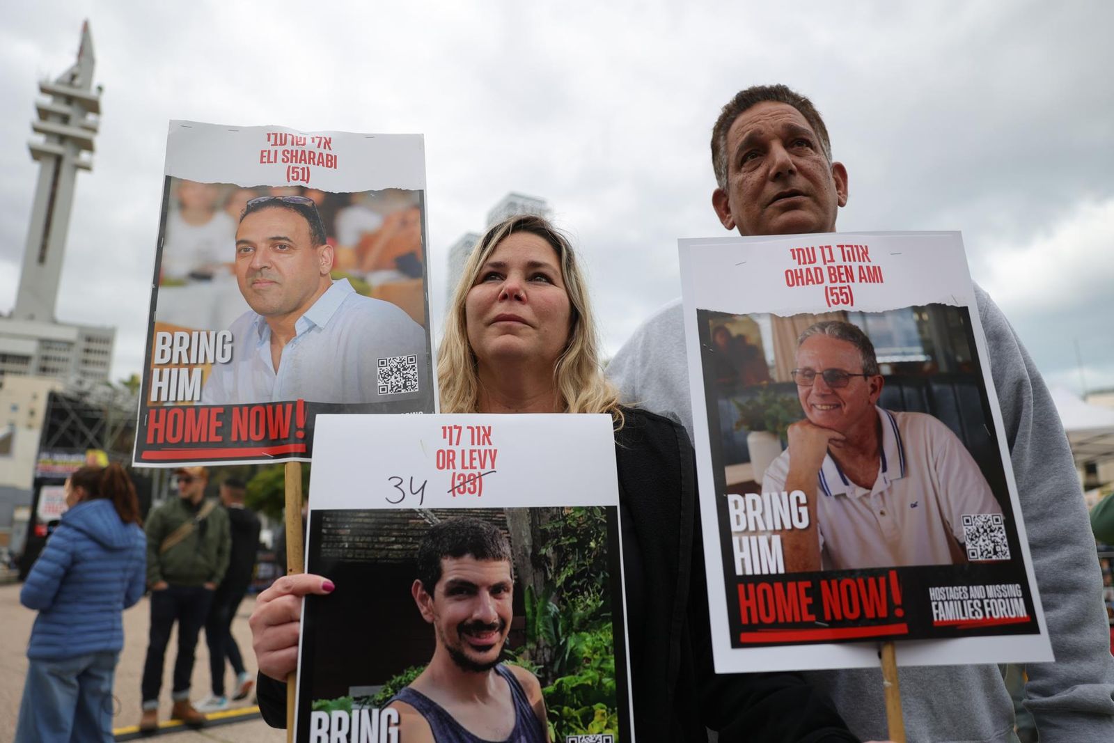 Gent esperant en Tel Aviv per a vore  en directe en una pantalla l'alliberament dels tres ostatges israelians