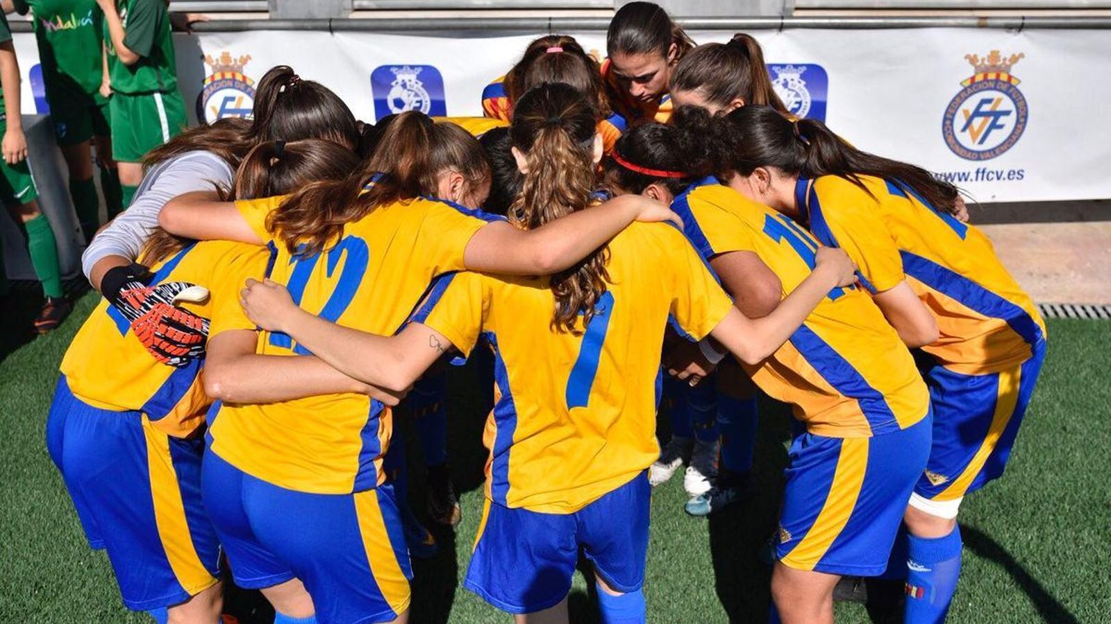 Les jugadores valencianes celebren la seua classificació per a la final