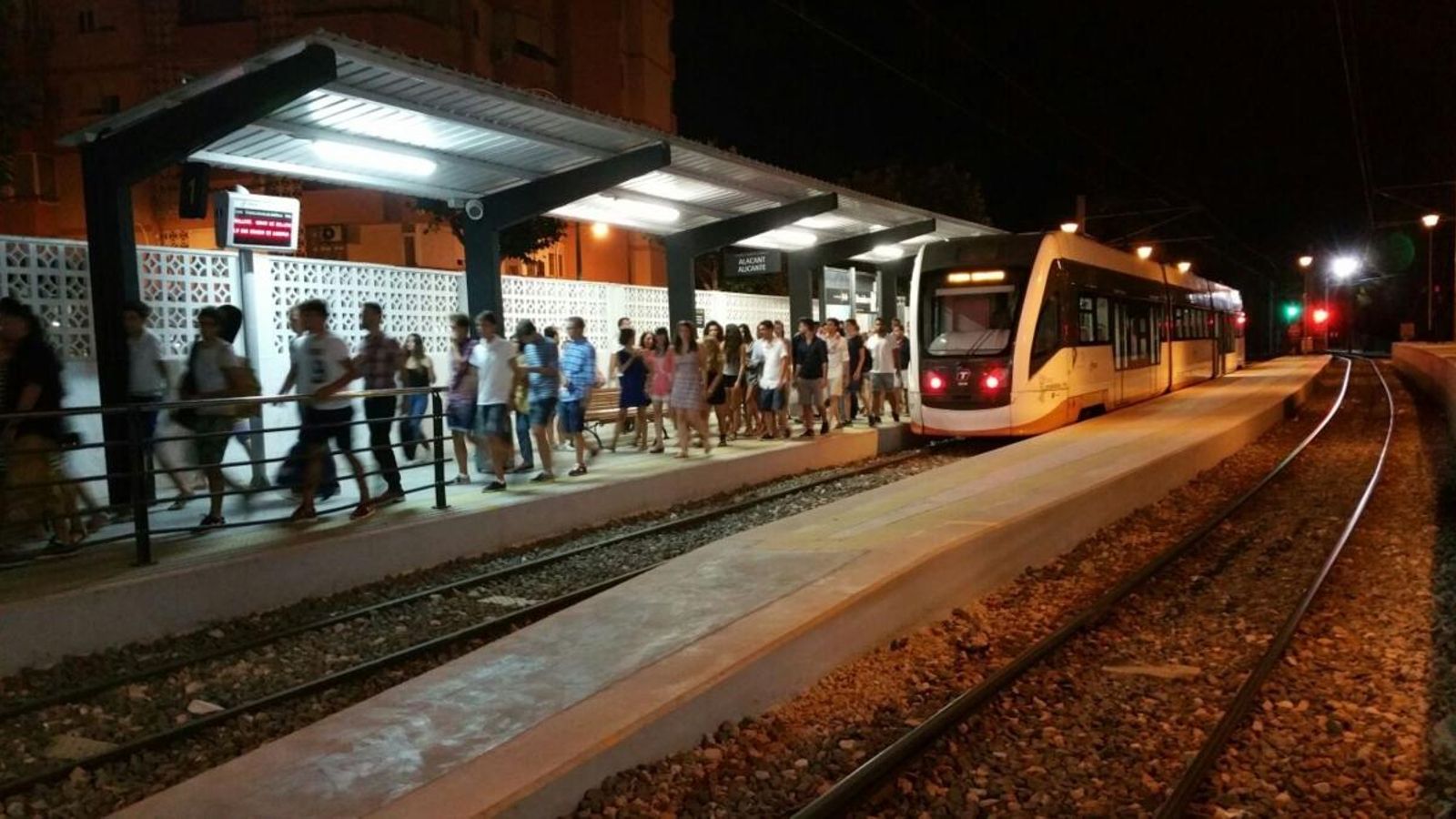 La Federació de Veïns de València veu "totalment insuficient" l'ampliació de l'horari del metro La Federació de Veïns de València veu \"totalment insuficient\" l\'ampliació de l\'horari del metro