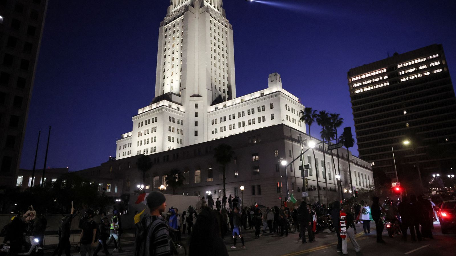 Manifestants davant de l'Ajuntament de Los Angeles, este dimarts