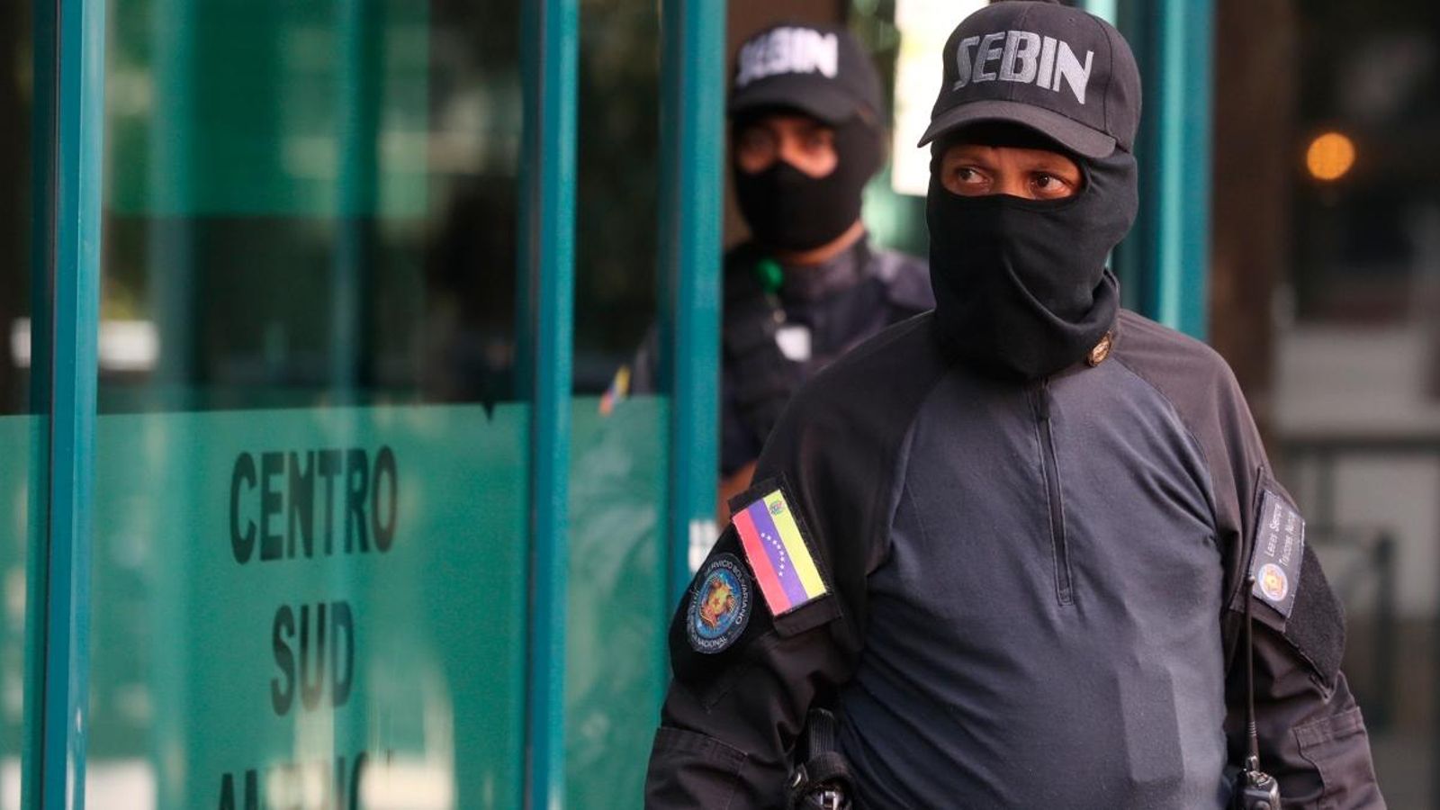 Integrants del Servei Bolivarià d'Intel·ligència Nacional vigilen fora de l'oficina de Juan Guaidó, a Caracas (Veneçuela)