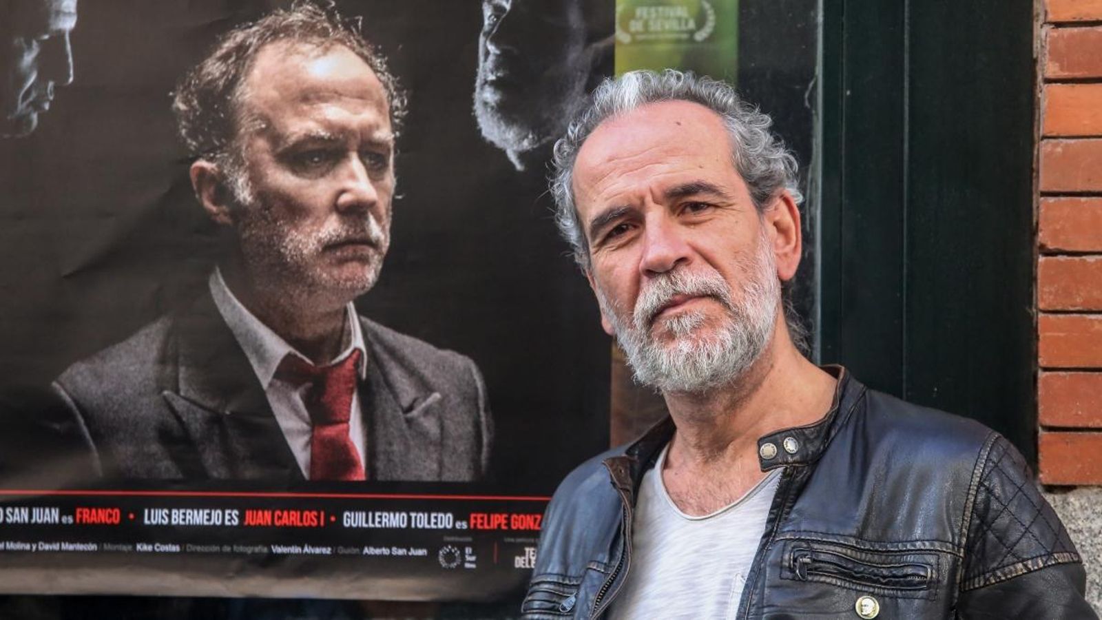 L'actor Willy Toledo posa davant del cartell de la pel·lícula 'El rey' en una imatge d'arxiu