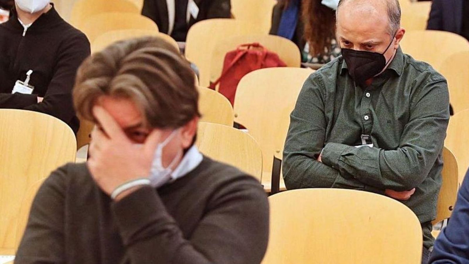 L'empresari Ammar T., a l'esquerra, es tapa la cara en el judici en l'Audiència Nacional