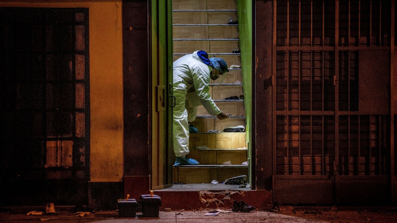Un pèrit de la policia treballa al local en què ha ocorregut l'accident
