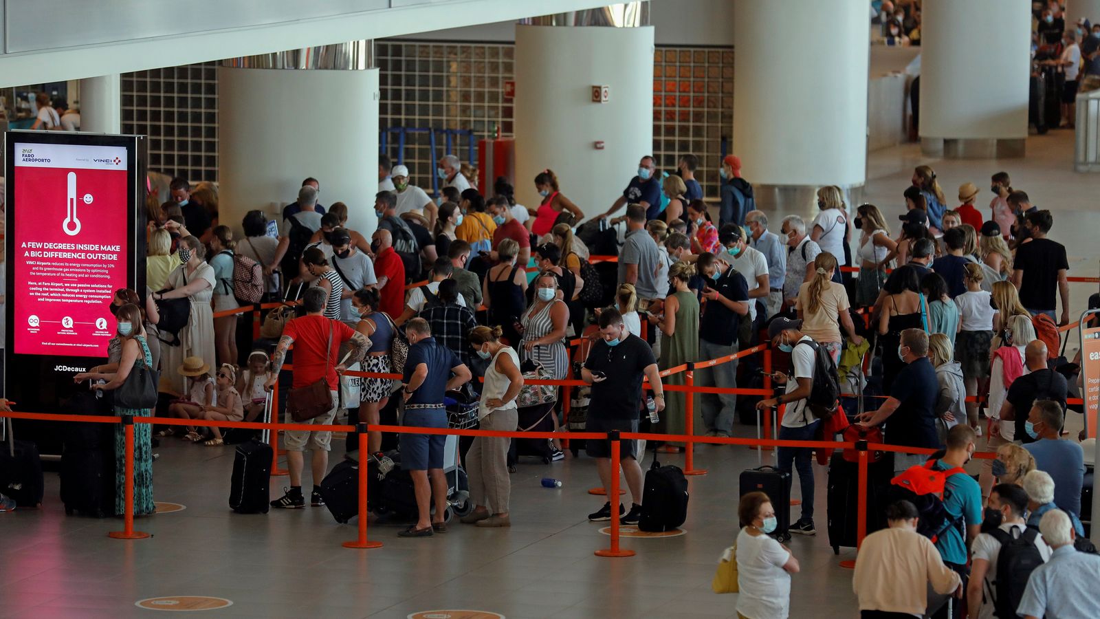 Cua d'embarcament a l'aeroport de Faro, un dels que concentra més turistes de Portugal per trobar-se en una zona turística