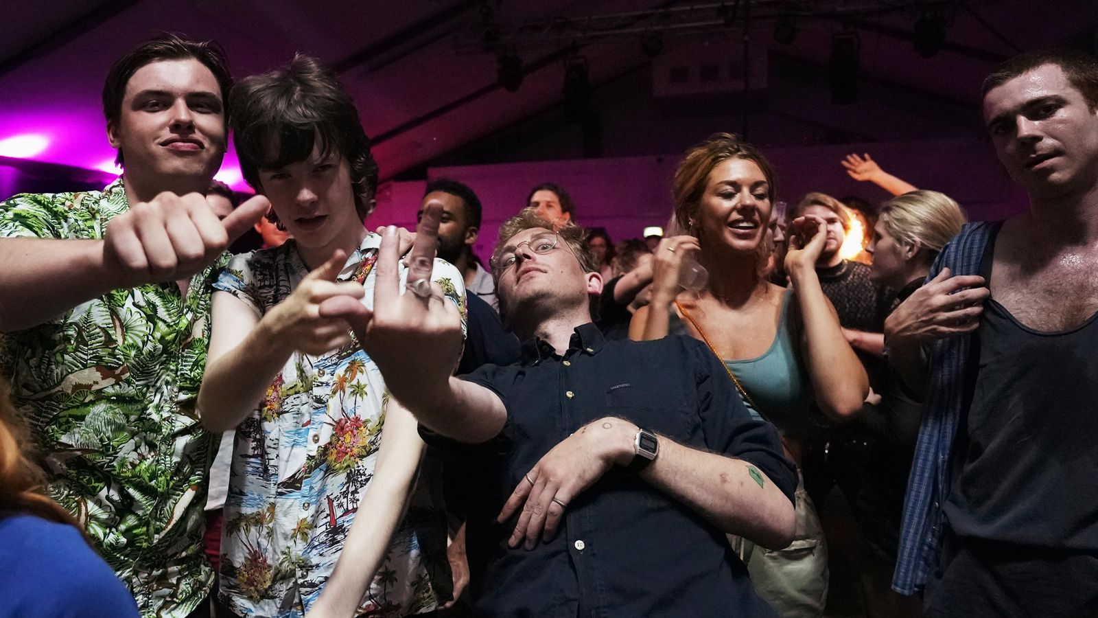 Diverses persones celebren en una discoteca de Londres l'alçament de les restriccions