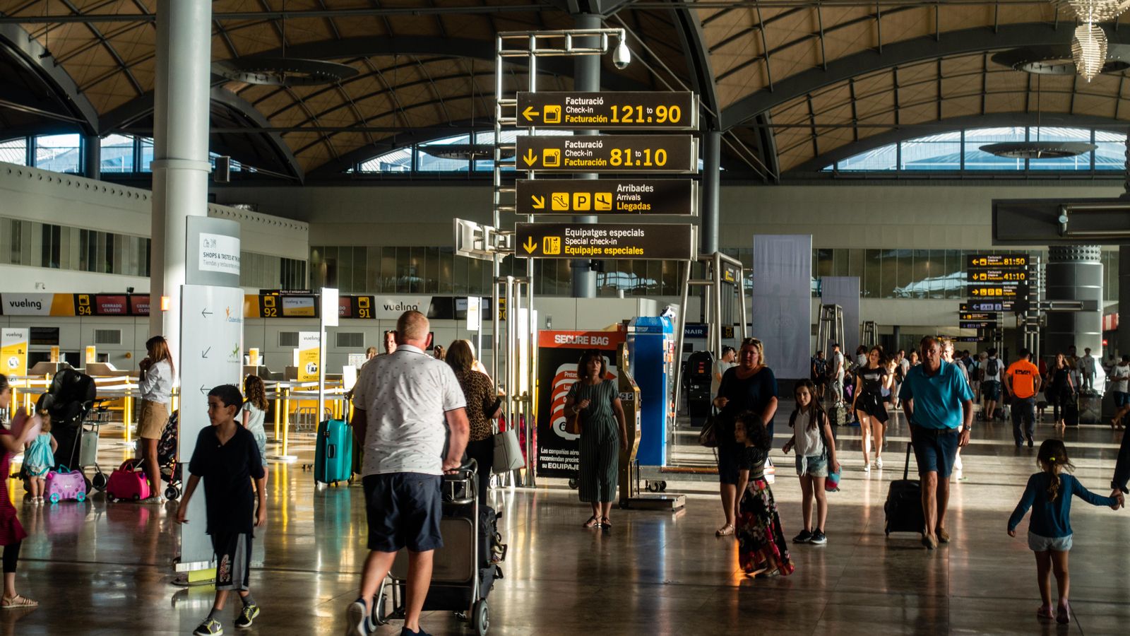 Turistes a l'aeroport d'Alacant-Elx