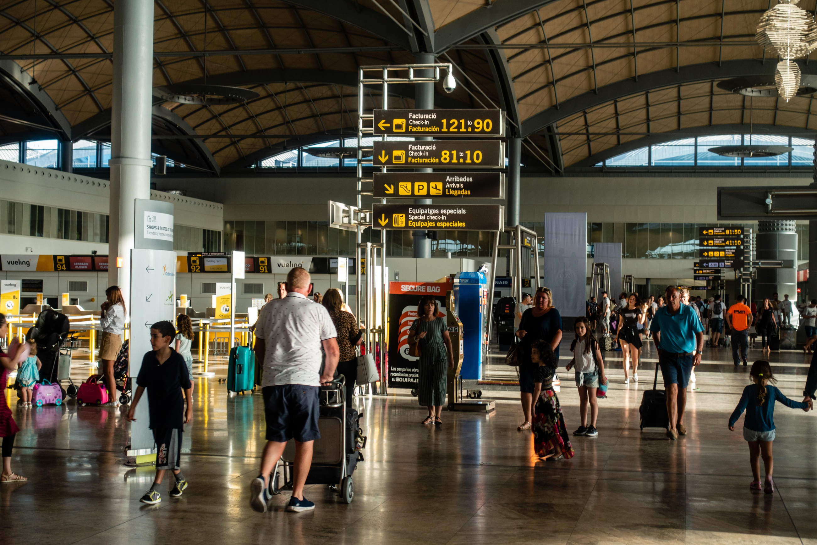 Turistes a l'aeroport d'Alacant-Elx