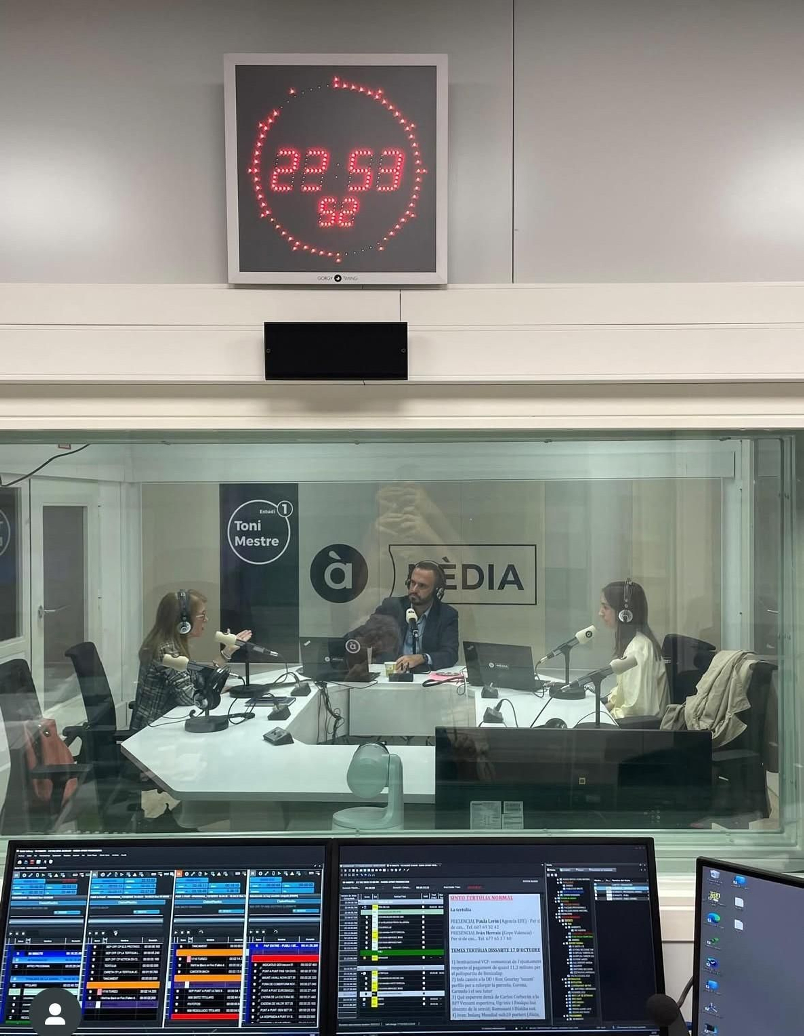 Gustavo Clemente al front del programa dins de l'estudi de ràdio