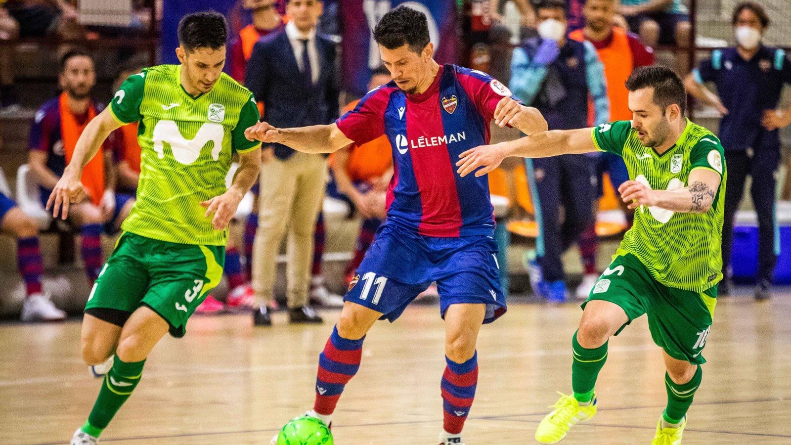 Gallo manté la pilota davant la defensa de dos jugadors rivals