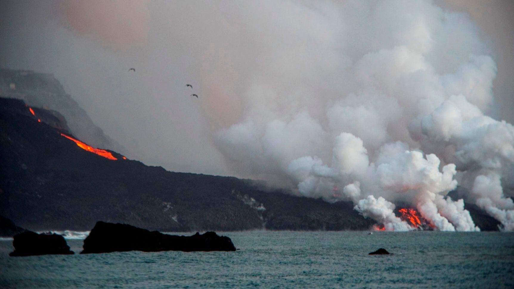 Augmenta la colada del volcà de Cumbre Vieja en el seu contacte amb la mar al litoral de Tazacorte Augmenta la colada del volcà de Cumbre Vieja en el seu contacte amb la mar en el litoral de Tazacorte