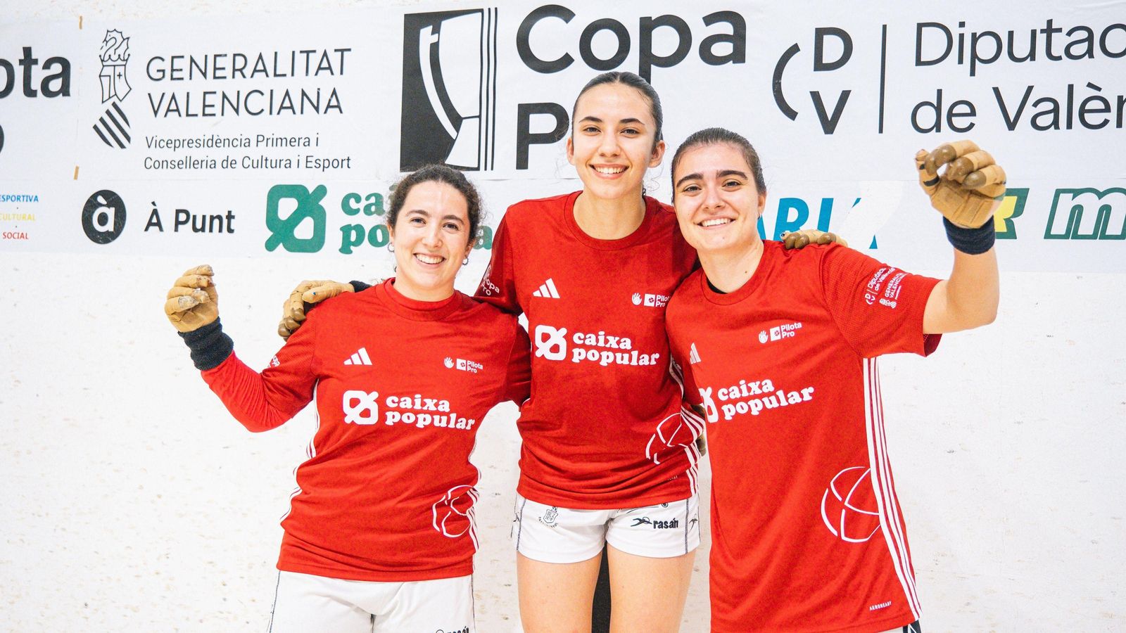 Joana, Isabel i Ana celebren la victòria