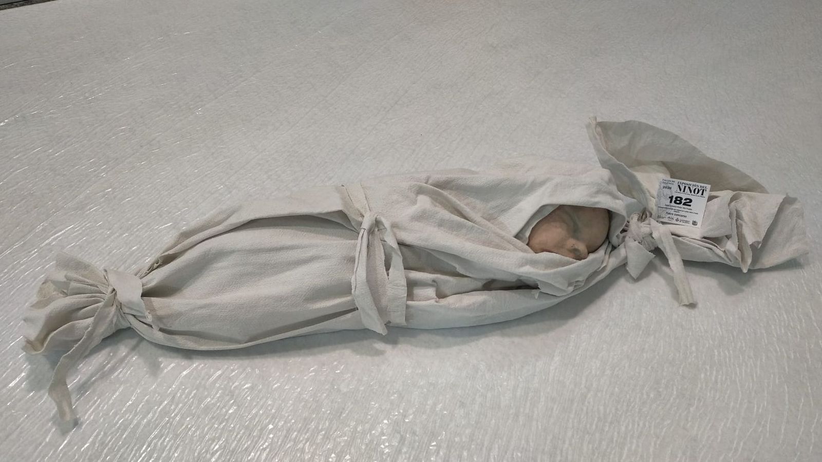 El dur ninot d'Arrancapins, que pretén denunciar la indiferència de la societat davant les víctimes de les guerres