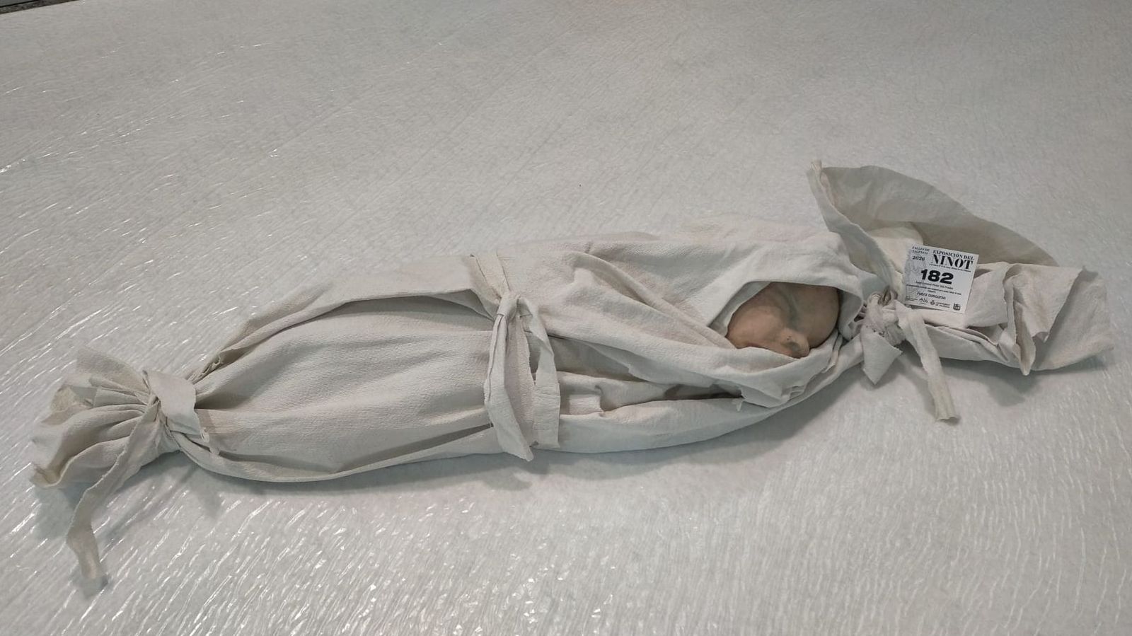 El dur ninot d'Arrancapins, que pretén denunciar la indiferència de la societat davant les víctimes de les guerres